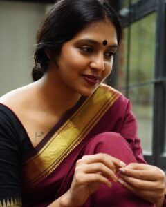 Lakshmi Menon Instagram - 𝘚𝘩𝘦 𝘸𝘳𝘰𝘵𝘦 𝘭𝘰𝘷𝘦 𝘸𝘪𝘵𝘩 𝘩𝘦𝘳 𝘴𝘮𝘪𝘭𝘦 𝘢𝘯𝘥 𝘮𝘢𝘨𝘪𝘤 𝘸𝘪𝘵𝘩 𝘩𝘦𝘳 𝘦𝘺𝘦𝘴
🥀🍃

Photographed by : @priyaabhishekjoseph 

#lakshmimenon #traditionalart #blackbindi #duskphotography #duskyskin