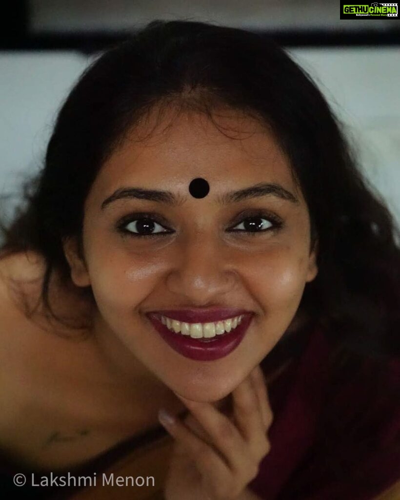 Lakshmi Menon Instagram - 🌹✨ Photographed by: @priyaabhishekjoseph #lakshmimenon #creativephotography #sarilovers #traditional