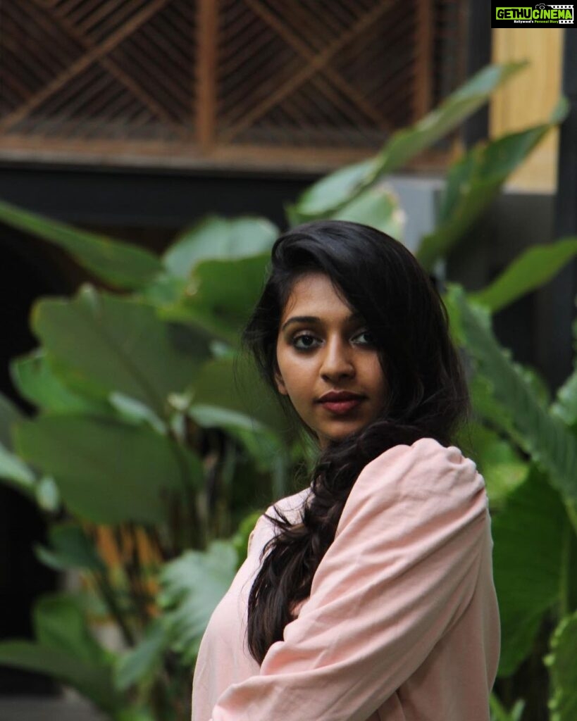 Lakshmi Menon Instagram - 🌸🍃 Pc: @rhisvan #lakshmimenon #smile #casualstyle #loosehair #mollywood #tollywood #kollywood #outdoorphotography #photography #fashionphotography #happiness