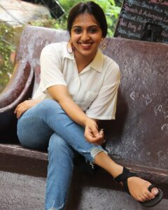 Lakshmi Menon Instagram - 𝐂𝐡𝐨𝐨𝐬𝐞 𝐇𝐚𝐩𝐩𝐢𝐧𝐞𝐬𝐬 ❤️🤗

Pc: @rhisvan 
Accessory : @thinkal__fashionbay 
 Shirt : @lookbook__90s 

#lakshmimenon #casualstyle#casualoutfits #casual #smile #happinessquotes #happiness💕 #mollywood#tollywood#kollywood#jeans #fashionphotography#outdoorphotography#loveyourself