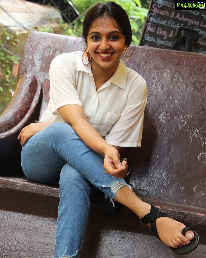 Lakshmi Menon Instagram - 𝐂𝐡𝐨𝐨𝐬𝐞 𝐇𝐚𝐩𝐩𝐢𝐧𝐞𝐬𝐬 ❤️🤗 Pc: @rhisvan Accessory : @thinkal__fashionbay Shirt : @lookbook__90s #lakshmimenon #casualstyle#casualoutfits #casual #smile #happinessquotes #happiness💕 #mollywood#tollywood#kollywood#jeans #fashionphotography#outdoorphotography#loveyourself