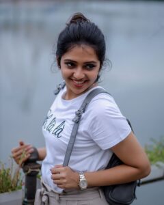 Lakshmi Menon Instagram - NO CAPTION JUST VIBE ✌🏽😝

Pc:@rhisvan
Makeup: @shan_sha_ji_makeover
@srkfotoz

@cinema___sanchari 
.
.
.
.
.
#lakshmimenon#smilealways#lovewhite#fashionphotograohy#photography#outdoorphotograohy#portraitphotography#portraitphotographer