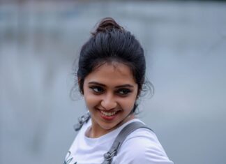 Lakshmi Menon Instagram - NO CAPTION JUST VIBE ✌🏽😝 Pc:@rhisvan Makeup: @shan_sha_ji_makeover @srkfotoz @cinema___sanchari . . . . . #lakshmimenon#smilealways#lovewhite#fashionphotograohy#photography#outdoorphotograohy#portraitphotography#portraitphotographer