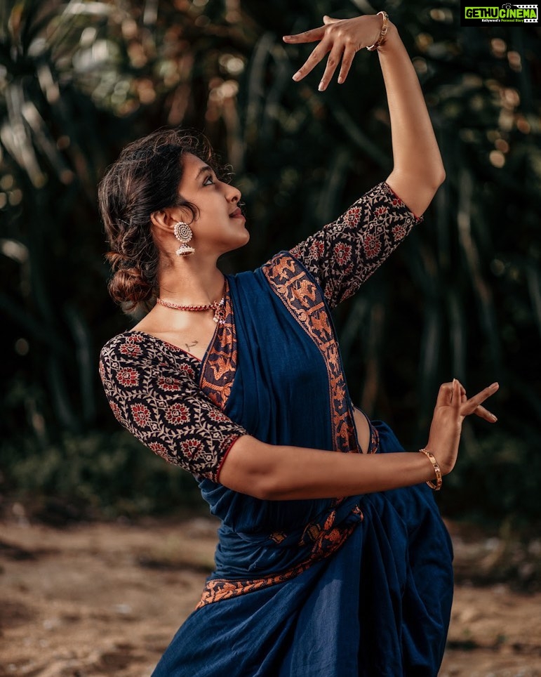 Lakshmi Menon Instagram - 𝓓𝓪𝓷𝓬𝓮 𝓶𝓸𝓭𝓮 3/3 Pc:@sreeku10_photography❤️ #kuchipudi#kuchipudiglobal#lakshmimenon#chilanka#kuchipudigrama#indianclassicaldance#dancephotography#dancersofinstagram#dancemudras#tribhangi#kuchipudidancer#dancemudras