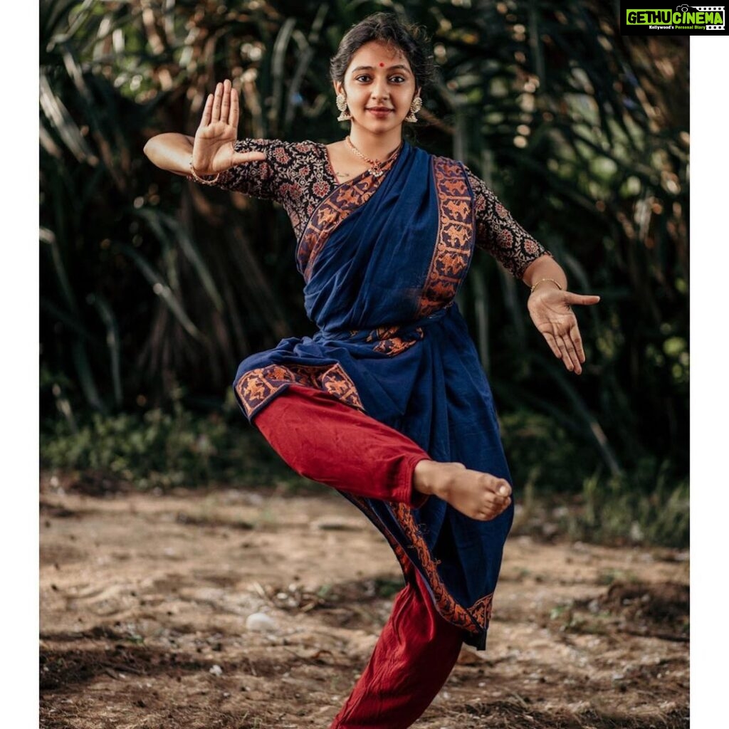 Lakshmi Menon Instagram - 𝓓𝓪𝓷𝓬𝓮 𝓶𝓸𝓭𝓮 2/3 #kuchipudi #dancesaree #kuchipudiglobal #dancephotography #kuchipudi_grama #indianclassicaldancer #dancersofinstagram #chilankalove #dancemudras