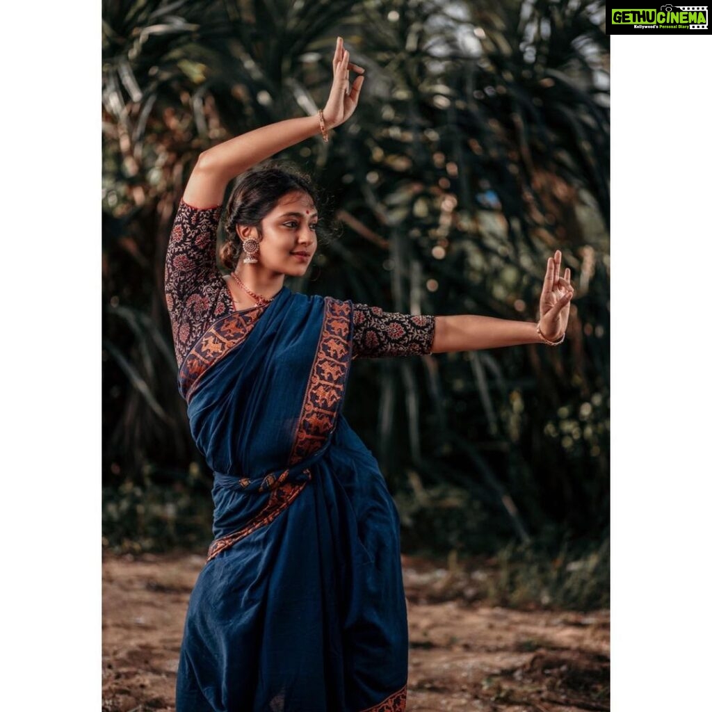 Lakshmi Menon Instagram - 𝓓𝓪𝓷𝓬𝓮 𝓶𝓸𝓭𝓮 1/3 #kuchipudi#dancesaree##dancephotography#indianclassicaldancers #kuchipudiglobal#kucipudi_grama#chilanka#dancersofinstagram