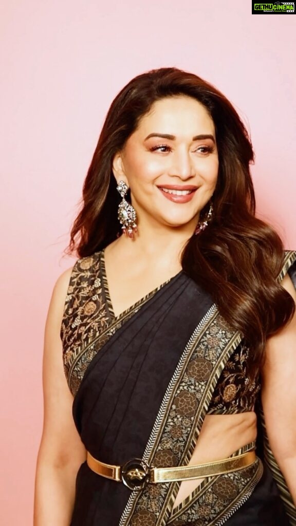 Madhuri Dixit Instagram - Life is like a balloon - if you never let go, you’ll never know how high you can rise! #thursday #throwbackthursday #thursdaythoughts #trendingaudio #trendingreels #reelsinstagram #indianoutfit #desi #sareelove #explore #explorepage