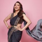 Madhuri Dixit Instagram - Good to see so many bright entrepreneurs at the Global Excellence Awards. Thank you Brand Empower for inviting me to be guest of honour at your event. #wednesday #wednesdayvibes #globalexcellenceawards #brandempower #sareelove
