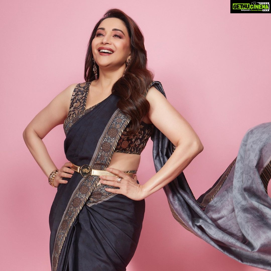 Madhuri Dixit Instagram - Good to see so many bright entrepreneurs at the Global Excellence Awards. Thank you Brand Empower for inviting me to be guest of honour at your event. #wednesday #wednesdayvibes #globalexcellenceawards #brandempower #sareelove