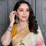 Madhuri Dixit Instagram - Chand mera dil, chandni ho tum 🧡 #sunday #sundayvibes #sareelove #pictureoftheday