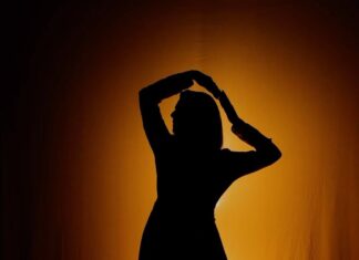 Madhuri Dixit Instagram - Chand bhi sharma gaya 🎶 There is a mysterious beauty in silhouette shots. #saturday #silhouette #dancereels #reelsinstagram #chand #trendingreels #explore