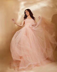 Madhuri Dixit Instagram - Fly me to the moon 🌙 

#allaboutyesterday #hellomagazine #awardshow #monday #pink #dreamy #mondaymood