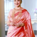 Madhuri Dixit Instagram - Walking into the week with style and sass 👠 #reels #reelsinstagram #monday #mondaymotivation #explore #explorepage #trendingreels #prettygirlswalklikethis