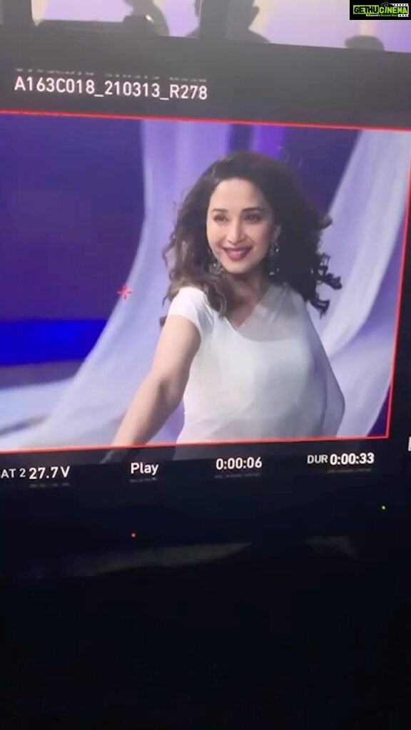 Madhuri Dixit Instagram - Celebrating 1 year of The Fame Game by sharing some snippets from the set! I have loved every second of working on this beautiful series. Thank you to all my wonderful cast and crew for making this such an amazing experience🙏🏻❤️ #thefamegame #thefamegameonnetflix #1yearofthefamegame #grateful