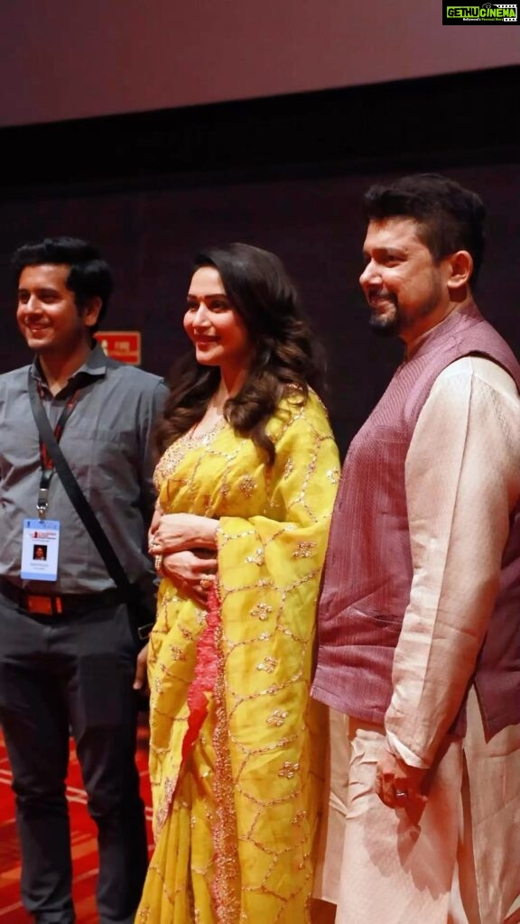 Madhuri Dixit Instagram - Interacting with you guys is what i look forward to, thank you Pune for being so warm and welcoming 💘 #friday #fridayvibes #pune #pff #reels #reelsinstagram #explore #explorepage #fyp