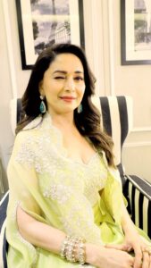 Madhuri Dixit Instagram - Always heart eyes for you guys 😍

#sunday #sundayfunday #sundayvibes #reelsinstagram #explore
