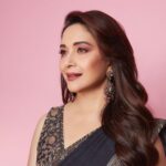 Madhuri Dixit Instagram - Good to see so many bright entrepreneurs at the Global Excellence Awards. Thank you Brand Empower for inviting me to be guest of honour at your event. #wednesday #wednesdayvibes #globalexcellenceawards #brandempower #sareelove