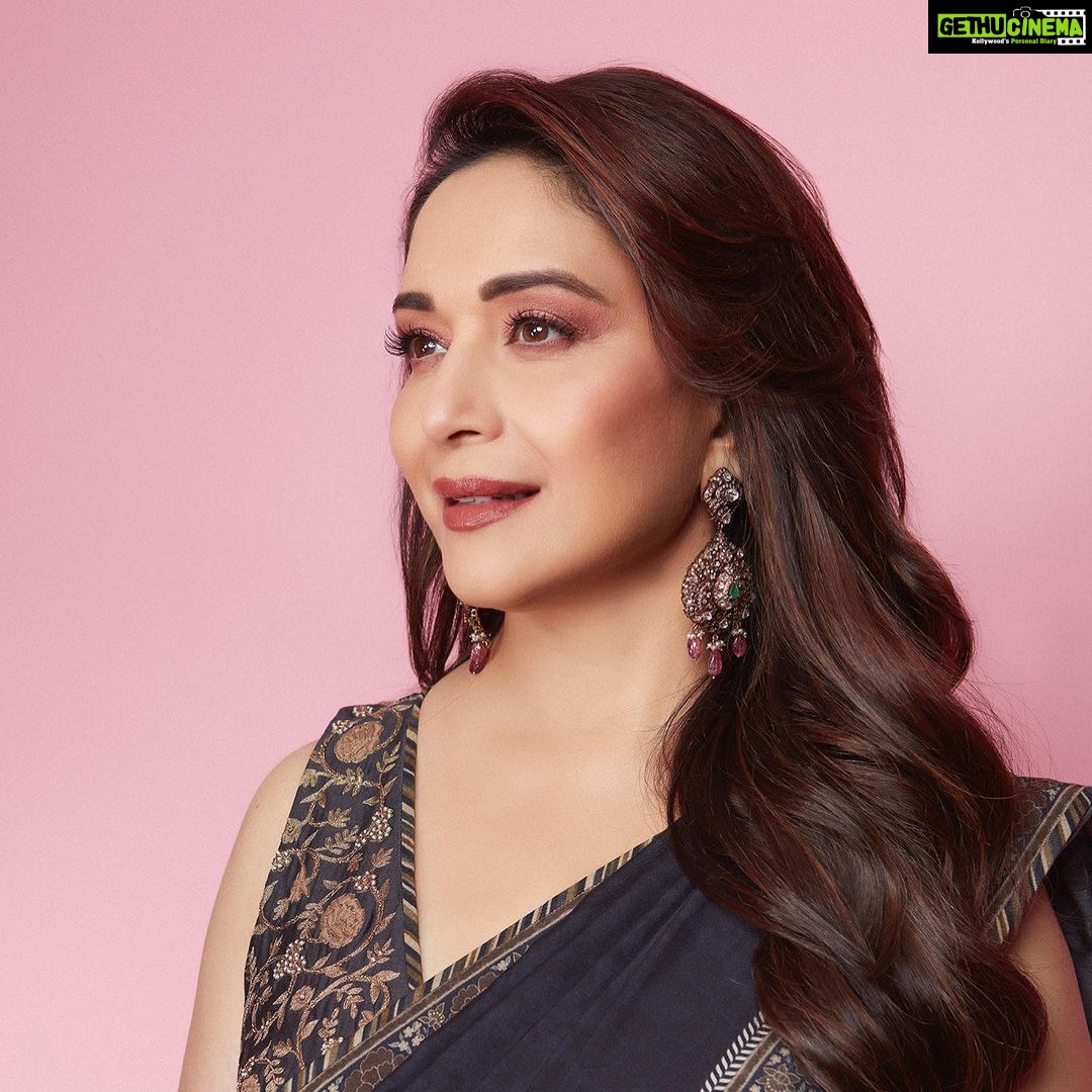 Madhuri Dixit Instagram - Good to see so many bright entrepreneurs at the Global Excellence Awards. Thank you Brand Empower for inviting me to be guest of honour at your event. #wednesday #wednesdayvibes #globalexcellenceawards #brandempower #sareelove