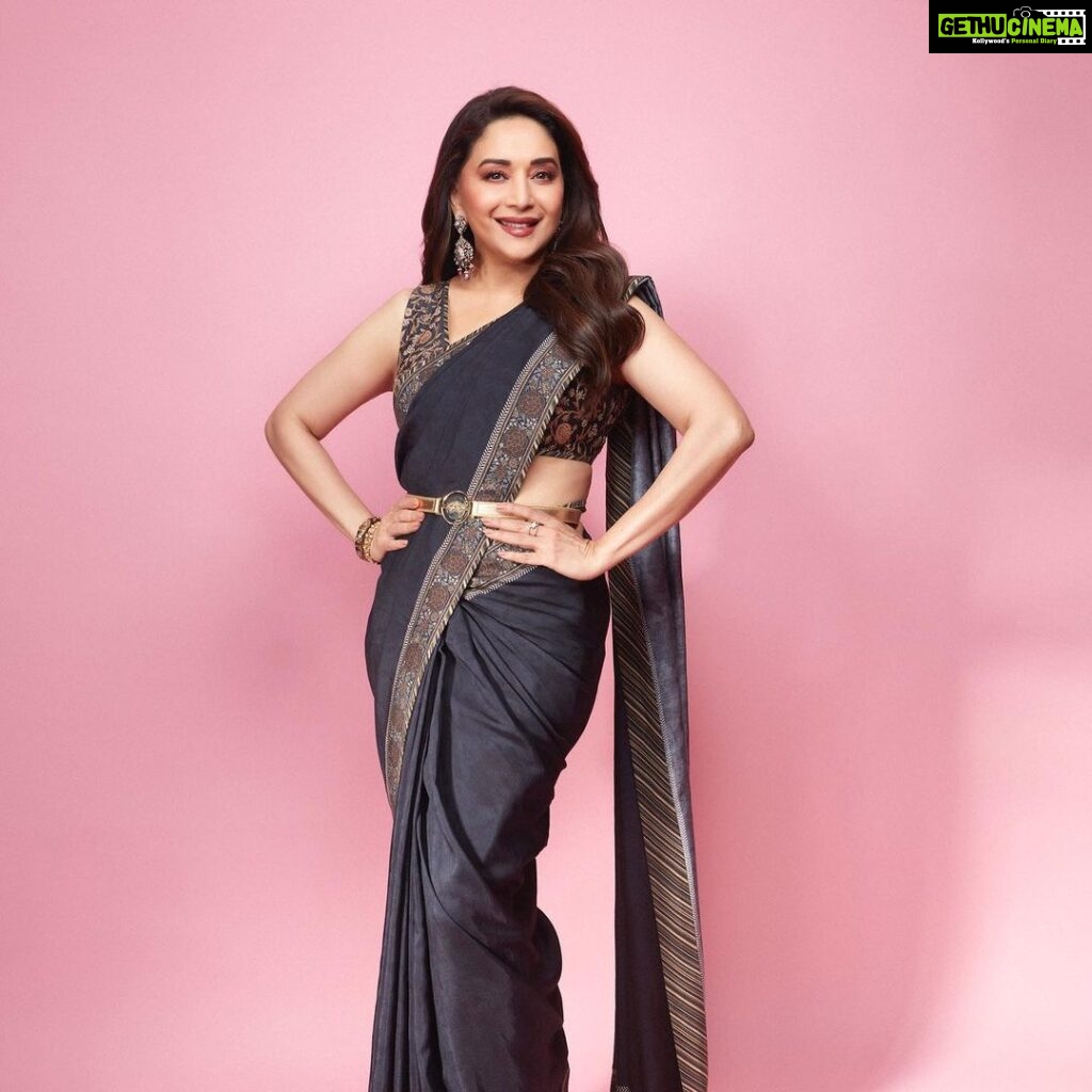 Madhuri Dixit Instagram - Good to see so many bright entrepreneurs at the Global Excellence Awards. Thank you Brand Empower for inviting me to be guest of honour at your event. #wednesday #wednesdayvibes #globalexcellenceawards #brandempower #sareelove