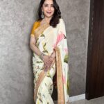 Madhuri Dixit Instagram – Chand mera dil, chandni ho tum 🧡

#sunday #sundayvibes #sareelove #pictureoftheday