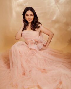 Madhuri Dixit Instagram - Fly me to the moon 🌙 

#allaboutyesterday #hellomagazine #awardshow #monday #pink #dreamy #mondaymood