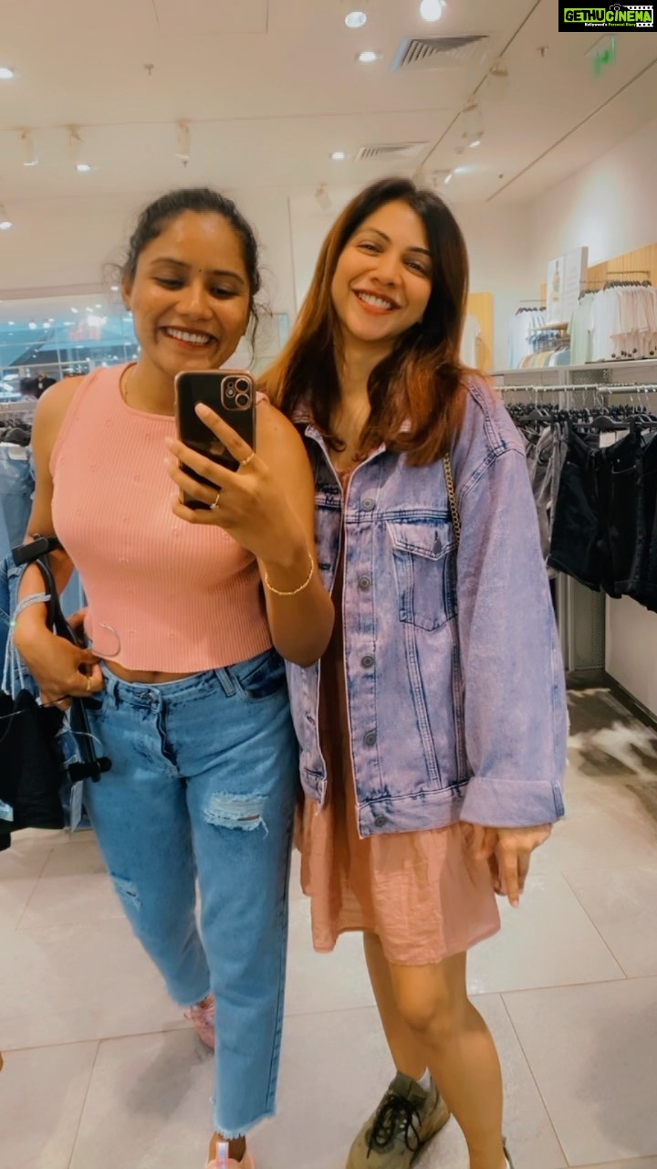 Madonna Sebastian Instagram - kerala trip with my dona ❤️ @madonnasebastianofficial #instagram #memories #memory #memoriesforlife #memoriesofthealhambra #makingmemories #instagram #instagood #insta #instadaily #instafashion #instamood #instamood #instalife #instadaily