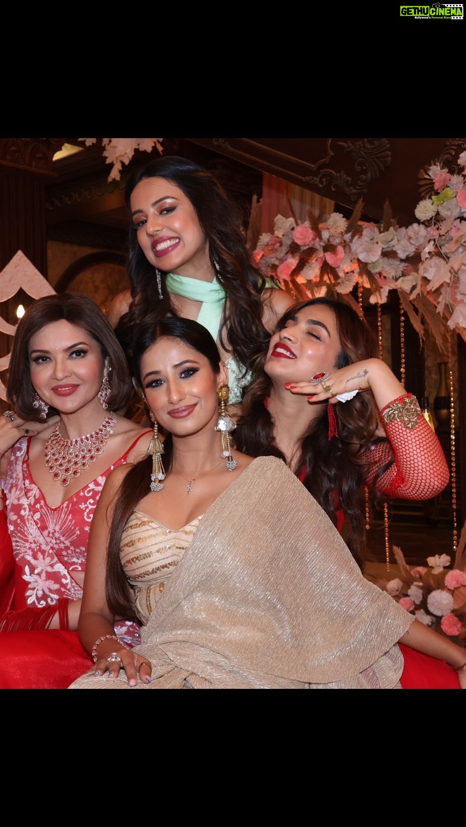 Maera Mishra Instagram - Making heads turn 🔥 . . . . #obsessed #girlgang #trendingreels #saree #styleinspiration #bhagyalakshmi