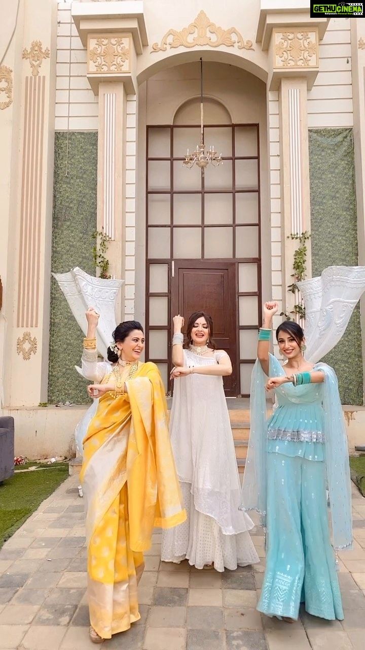 Maera Mishra Instagram - Happiness is when we get a chance of costume after two weeks 💃🏻 It was so much fun doing this with @maeramishra @bansalsmita_ #reelsinstagram #reelsvideo #reelsexplore #dancereels #bhagyalakshmi Mumbai - मुंबई