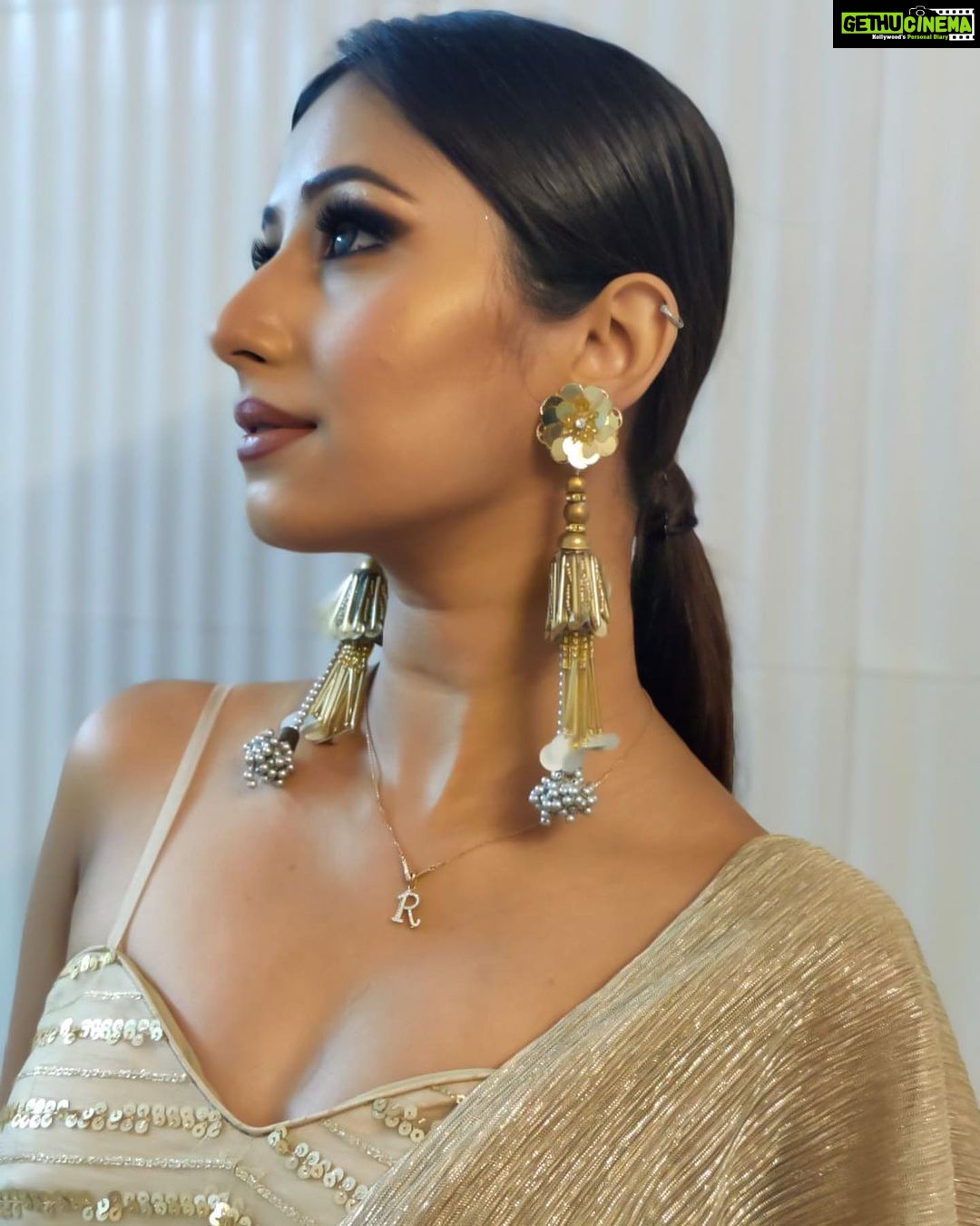 Maera Mishra Instagram - Never apologize for being a Powerful Woman🌸 Styled by @tripzarora ❤️