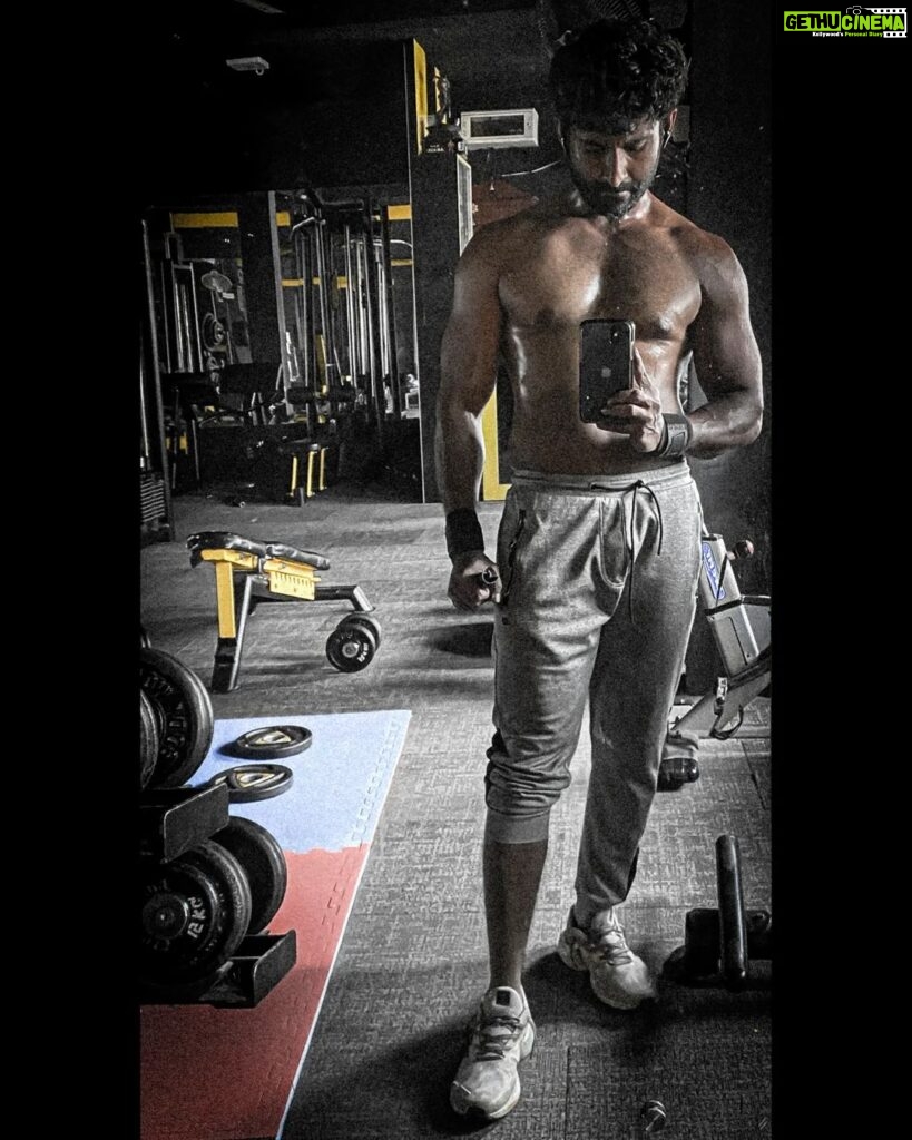 Mahendran Instagram - One day reality will be better than your dreams - MSD Me vs Me 🖤 #justfit #sunday #MM