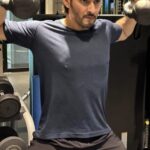 Mahesh Babu Instagram - My Saturday Sizzle Set!! With my favourite skillmill finisher... 😎😎😎 1 minute landmine press 1 minute kettlebell swings 1 minute skillmill run!! How many sets can you do??? 💪💪💪 @minash.gabriel @matthewsheath #movementismedicine @hm_heathmatthewsphysio