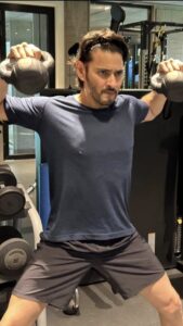 Mahesh Babu Instagram - My Saturday Sizzle Set!! With my favourite skillmill finisher... 😎😎😎

1 minute landmine press 
1 minute kettlebell swings 
1 minute skillmill run!! How many sets can you do??? 💪💪💪

@minash.gabriel @matthewsheath #movementismedicine @hm_heathmatthewsphysio