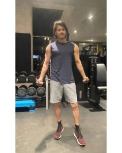 Mahesh Babu Instagram - Arm day!! 💪

@minash.gabriel