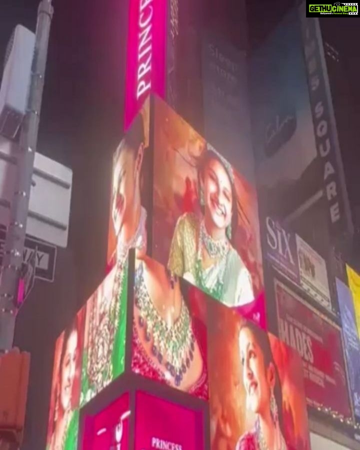 Mahesh Babu Instagram - Lighting up the Times Square!! 💥💥💥 So so proud of you my fire cracker ♥️♥️♥️♥️ Continue to dazzle and shine!! 😘😘😘 @sitaraghattamaneni #PMJSitara