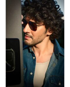 Mahesh Babu Instagram - BTS... 😁

Photography: @jatinkampani
Hair: @aalimhakim
Makeup: #PattabhiRamarao
Styling: @the.vainglorious