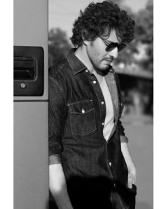 Mahesh Babu Instagram - BTS... 😁

Photography: @jatinkampani
Hair: @aalimhakim
Makeup: #PattabhiRamarao
Styling: @the.vainglorious