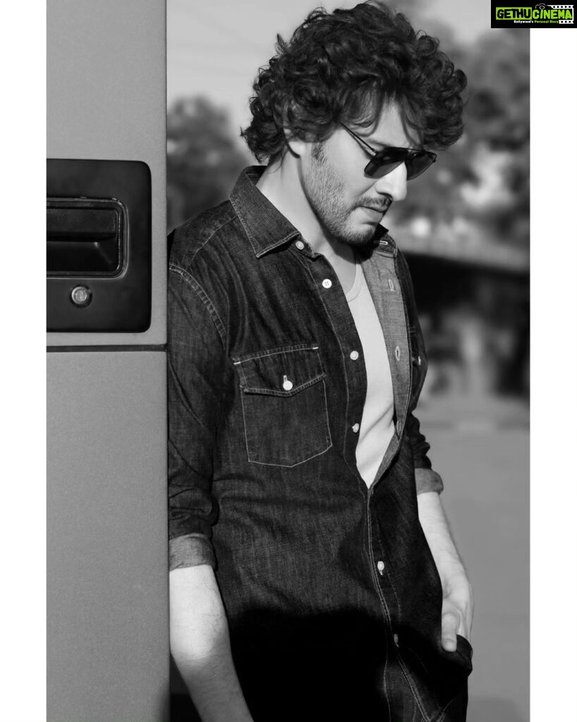 Mahesh Babu Instagram - BTS... 😁 Photography: @jatinkampani Hair: @aalimhakim Makeup: #PattabhiRamarao Styling: @the.vainglorious