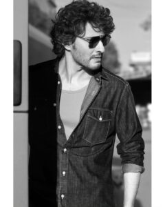 Mahesh Babu Instagram - BTS... 😁

Photography: @jatinkampani
Hair: @aalimhakim
Makeup: #PattabhiRamarao
Styling: @the.vainglorious