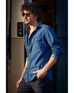 Mahesh Babu Instagram - BTS... 😁

Photography: @jatinkampani
Hair: @aalimhakim
Makeup: #PattabhiRamarao
Styling: @the.vainglorious