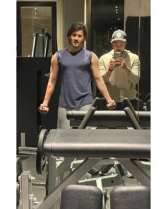 Mahesh Babu Instagram - Arm day!! 💪

@minash.gabriel