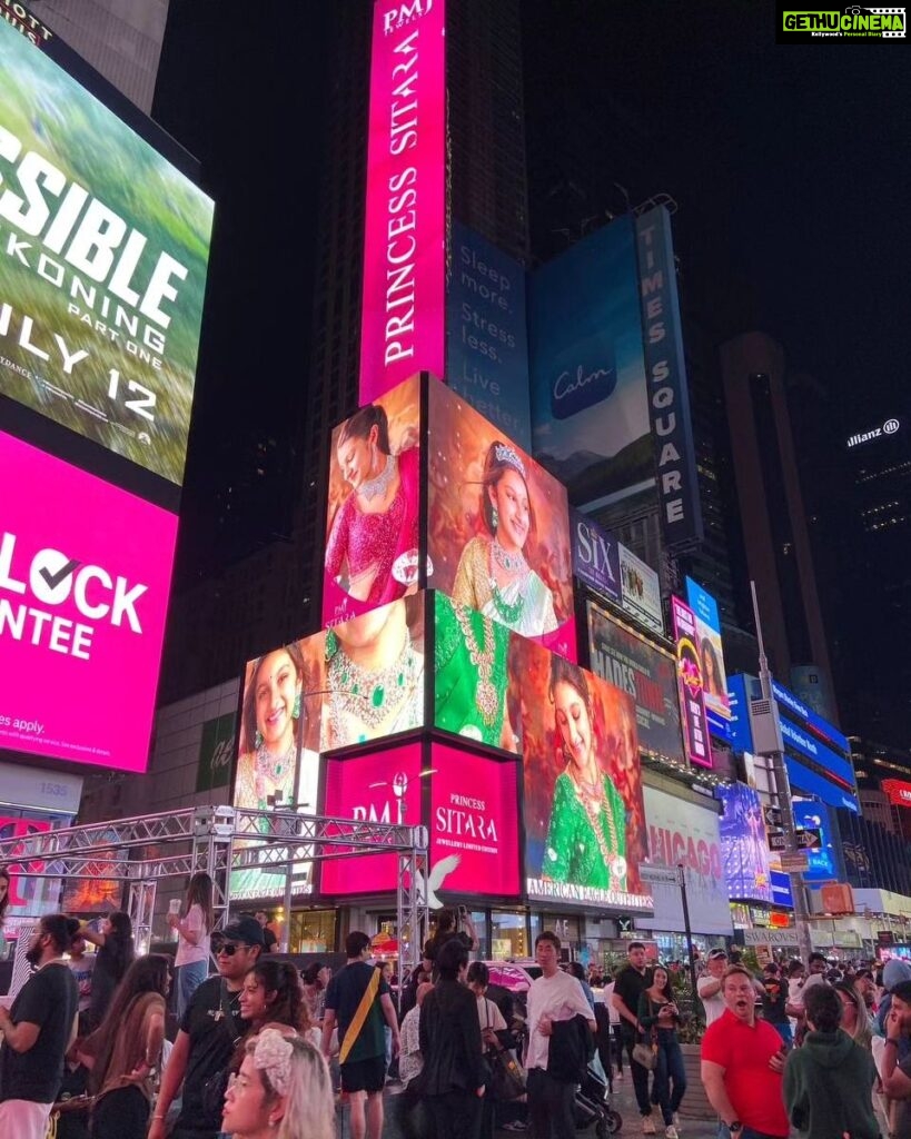 Mahesh Babu Instagram - Lighting up the Times Square!! 💥💥💥 So so proud of you my fire cracker ♥♥♥♥ Continue to dazzle and shine!! 😘😘😘 @sitaraghattamaneni #PMJSitara