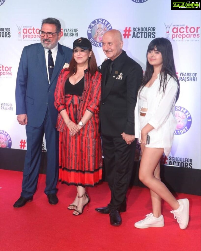 Mahima Chaudhry Instagram - Uunchai releases today !@anupampkher u managed to create a magical evening… loved the film. It was a thrill to watch such wonderful actors all the in one frame.As the film says nothing is impossible… scale new heights … here I go 😂