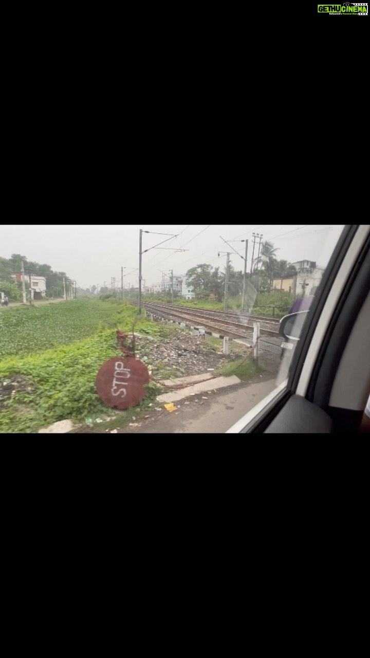 Mahima Chaudhry Instagram - Early mornings in a small town in india . Where everyone waits for each other ❤️ Notice the STOP sign on the floor as the gate opens 😆 ….. I guess not needed . Our small cities have no tension in the air,their horns are still 🎶 musical ,..🤣sitting In a car letting the train pass Before I catch a ✈️…. My belly full with litti chokha 🤣…. Yes in Bihar …