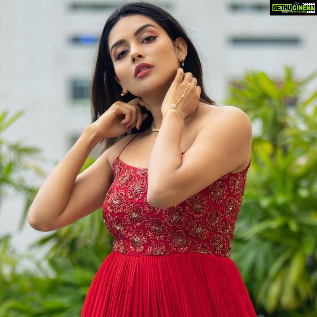 Mahima Nambiar Instagram - #Naadu Promotions Wearing : @sameenasofficial Accessories: @rimliboutique Clicked by : @shotsbyyoga #naadumovie #promotions #actorslife #outfitoftheday #wakeupanddressup #photoshoot #ombre #red #chembarathi