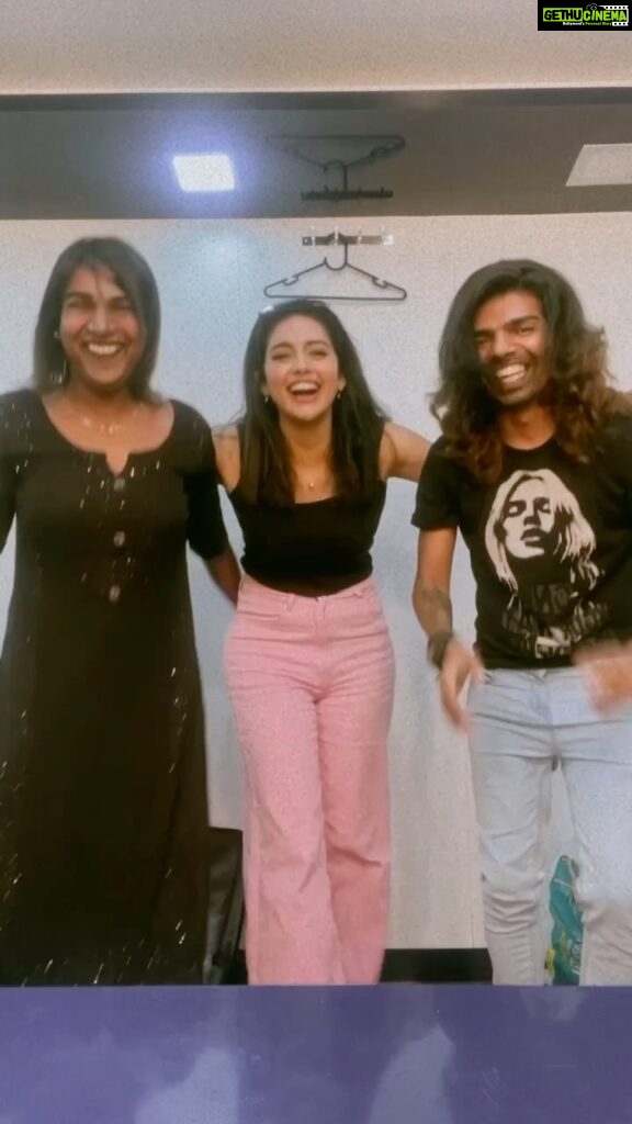 Mahima Nambiar Instagram - And that’s how we celebrated the schedule wrap !! @pinkyvisal @aniraajjaakku 🤣🤣🤣 #Chandramukhi2 #schedulewrap #caravandiaries #myteam #supportsystem #bolotararara #dance