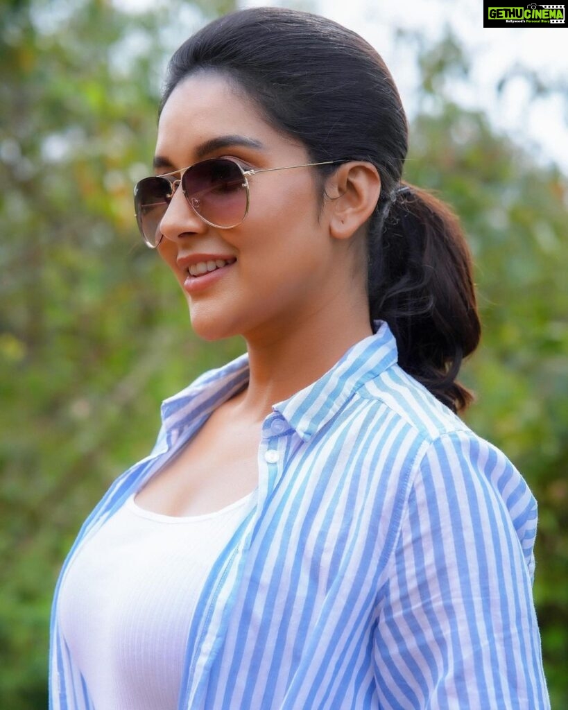 Mahima Nambiar Instagram - 😎 MUA : @pinkyvisal darling 📸: @photos.manju.adithya #shades #loveforshades #randomclick #locationstills #beforeshoot #poser #work #kollimalai