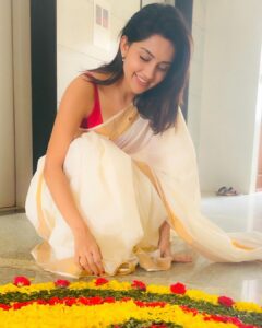 Mahima Nambiar Instagram - And it went like this 🌸 #lateonampost #onam #pookalam #celebrations #familytime