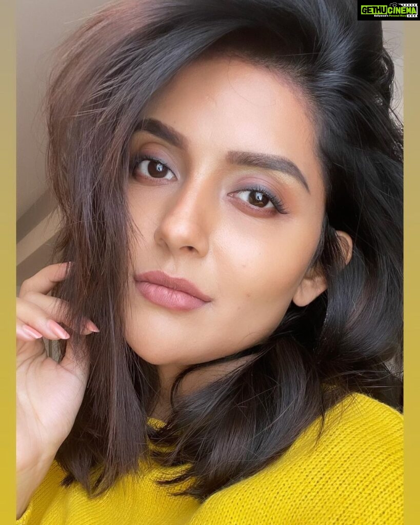 Mahima Nambiar Instagram - “Never ask a girl with winged eyeliner why she’s late.” 💁🏻‍♀️ Hugs to my make up artist @pinkyvisal 💕 #makeup #eyemakeup #naturalsmokeyeye #beforeshootclick #eyespeak #poser #sundaypost #morningvibes #goodhairday