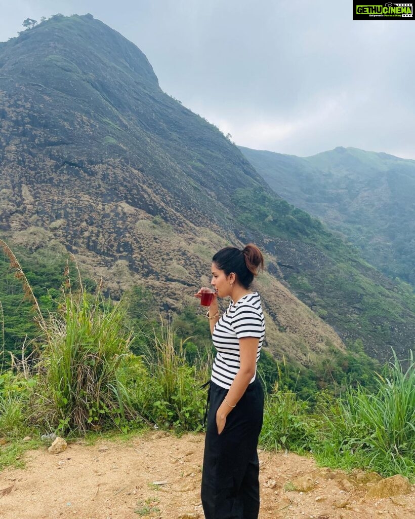 Mahima Nambiar Instagram - Smile please 😁 📸 Amma @vidyapalat #photodump #valatty #happydog #kattankappi #hills Illikkal Kallu