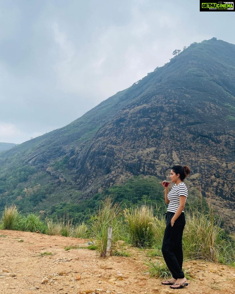 Mahima Nambiar Instagram - Smile please 😁 📸 Amma @vidyapalat #photodump #valatty #happydog #kattankappi #hills Illikkal Kallu